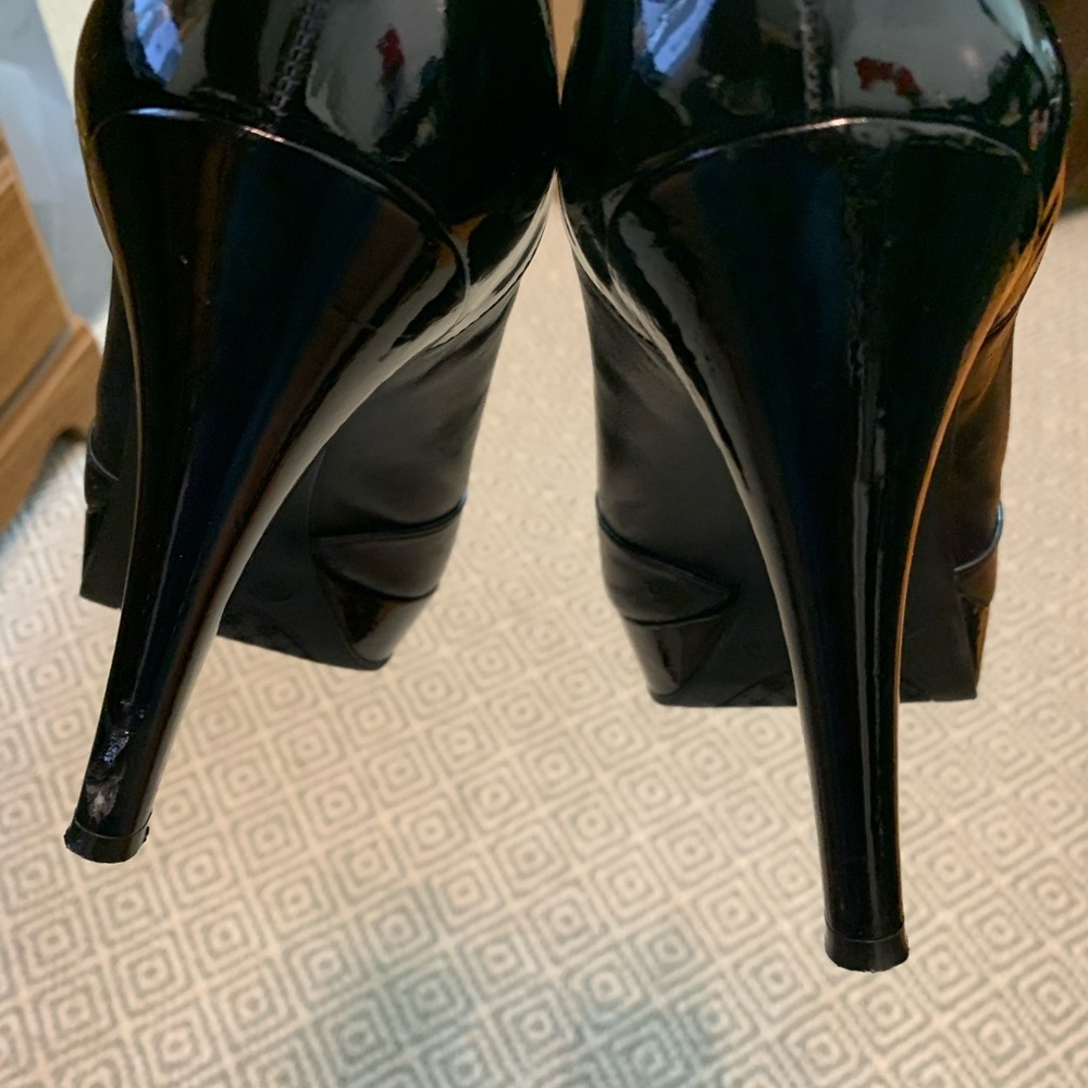 Black leather Peep Toe Pump.